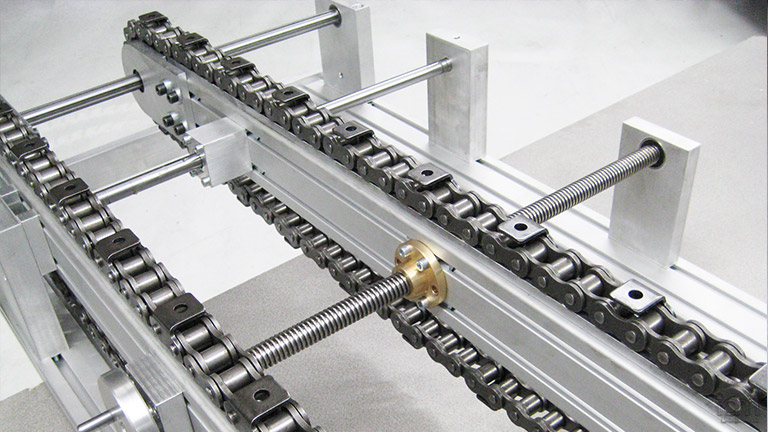 Sie sehen einen Kettenförderer mit Stahlkette. Kettenförderer mit Stahlkette