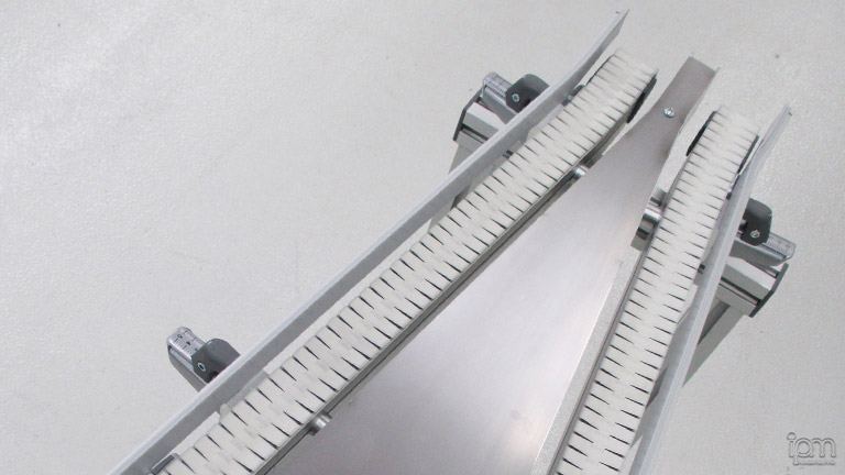 Sie sehen hier einen Kettenförderer mit Kunststoffkette Kennteförderer mit Kunststoffkette