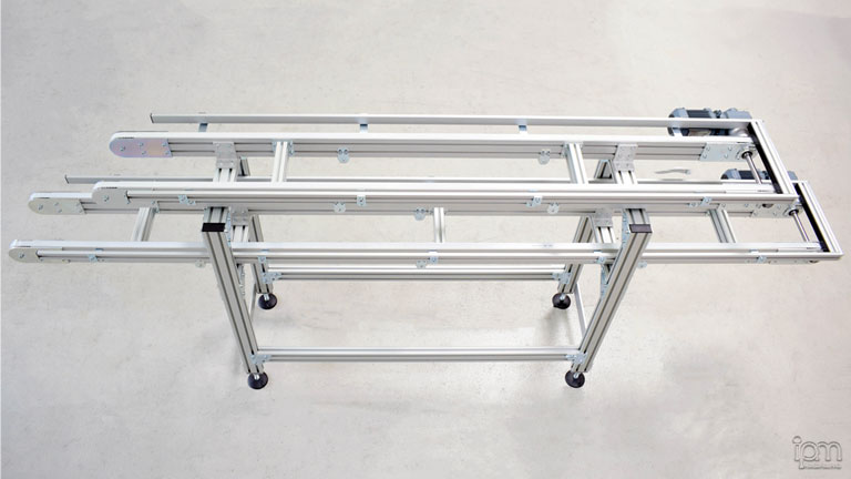 Sie sehen hier einen Zahnriemenförderer. Zahnriemenförderer